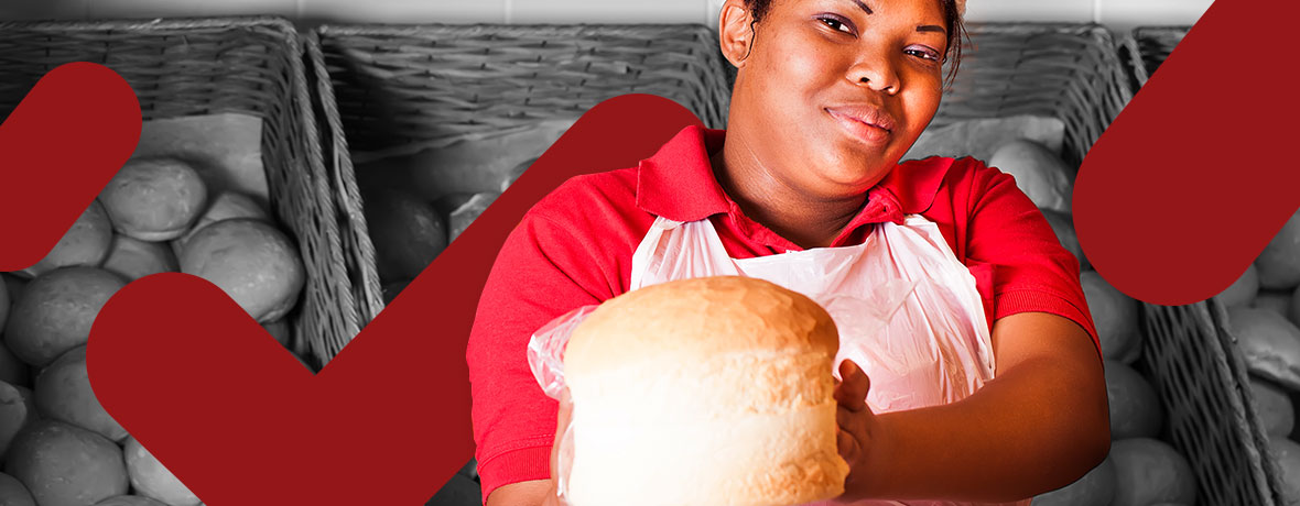 Mulher de vermelho segurando um pão artesanal