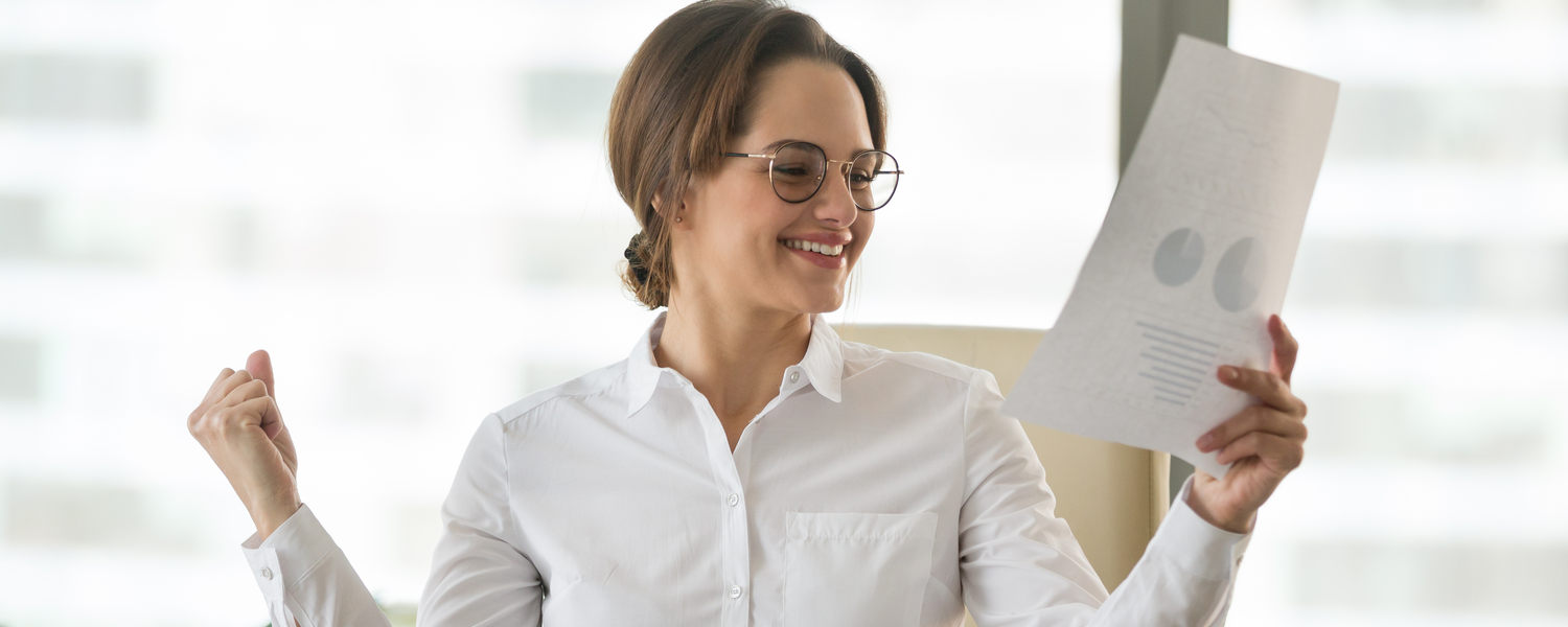 Mulher comemora ao olhar para relatório