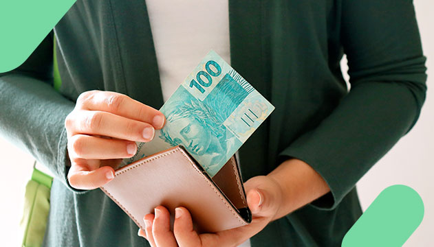 Mulher aprendeu a cobrar educadamente alguém e recebeu o dinheiro que tinha emprestado. Na imagem ela mostra uma nota de 100 reais na carteira.