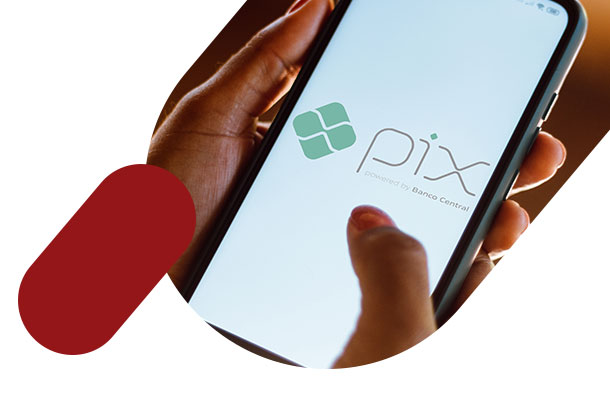 O que é Pix: pessoa com celular na mão lendo sobre o que é Pix e como funciona esse método de pagamento instantâneo