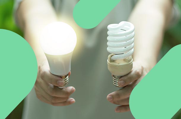 Como economizar energia: pessoa segurando uma lâmpada comum (que gasta mais energia) e uma lâmpada LED, conhecida por ser mais econômica